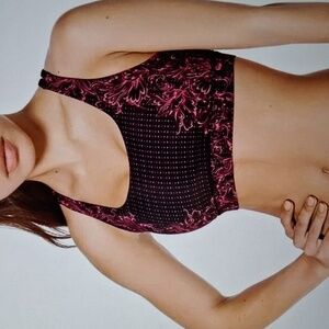 Lululemon Energy Bra in Glossy Black with Pink detail - Size 6